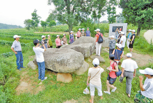 探秘大石墓。 涼山在線.jpg